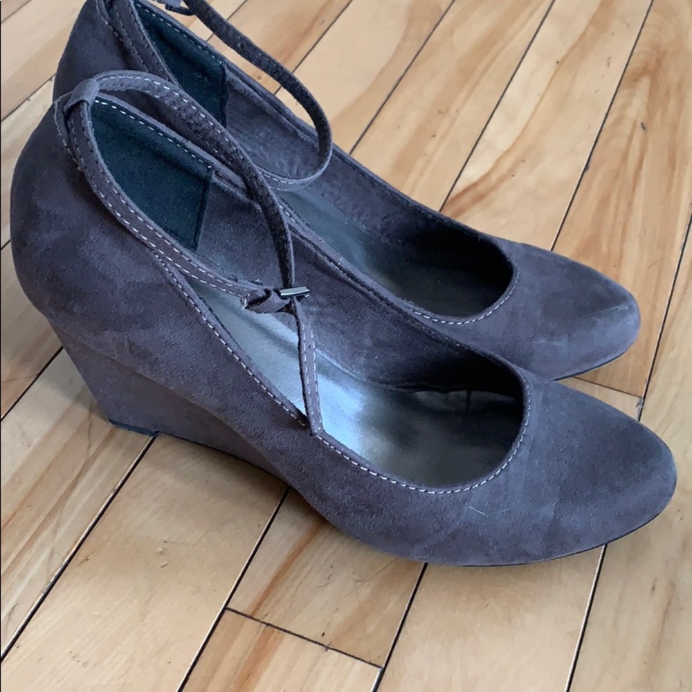 Wedge grey shoe